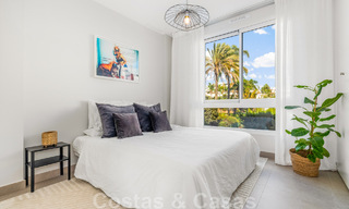 Nieuwe eigentijdse, rijwoning te koop op loopafstand van Puerto Banus en het strand in een omheind complex in Nueva Andalucia, Marbella 48662 