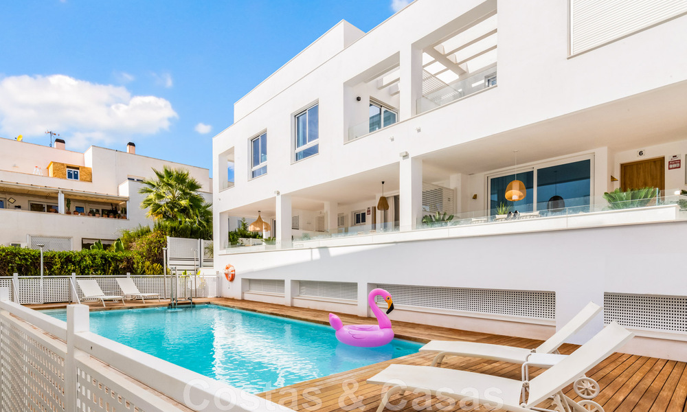 Nieuwe eigentijdse, rijwoning te koop op loopafstand van Puerto Banus en het strand in een omheind complex in Nueva Andalucia, Marbella 48683