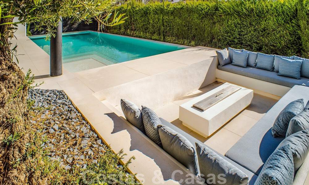 Eigentijdse nieuwbouwvilla te koop met zeezicht, centraal gelegen op loopafstand van het strand op de Golden Mile van Marbella 50093