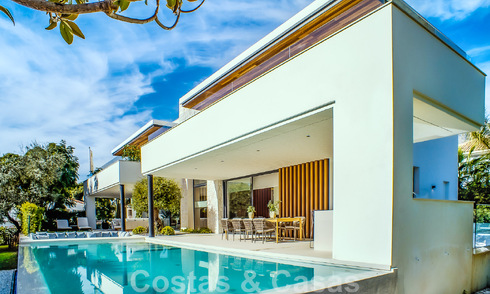 Eigentijdse nieuwbouwvilla te koop met zeezicht, centraal gelegen op loopafstand van het strand op de Golden Mile van Marbella 50094