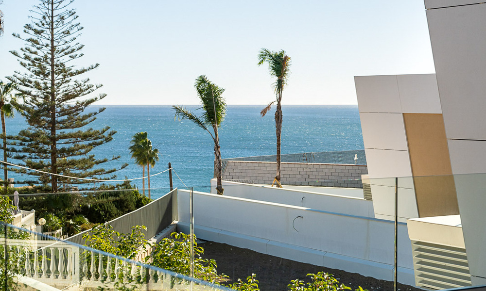 Schitterende show woning te koop in een nieuwbouwproject, bestaande uit halfvrijstaande villa’s met zeezicht in een luxueus resort Mijas, Costa del Sol 48590