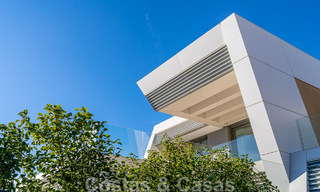Schitterende show woning te koop in een nieuwbouwproject, bestaande uit halfvrijstaande villa’s met zeezicht in een luxueus resort Mijas, Costa del Sol 48595 