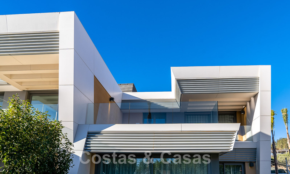 Schitterende show woning te koop in een nieuwbouwproject, bestaande uit halfvrijstaande villa’s met zeezicht in een luxueus resort Mijas, Costa del Sol 48597