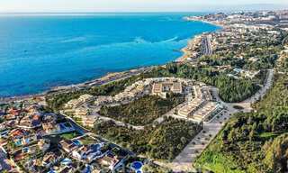 Schitterende show woning te koop in een nieuwbouwproject, bestaande uit halfvrijstaande villa’s met zeezicht in een luxueus resort Mijas, Costa del Sol 48606 