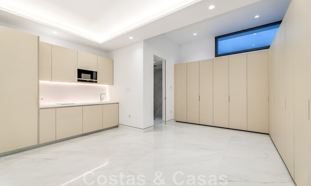 Instapklaar, modern, ultra-luxueus penthouse te koop, eerstelijnstrand, met open zeezicht, tussen Marbella en Estepona 48200