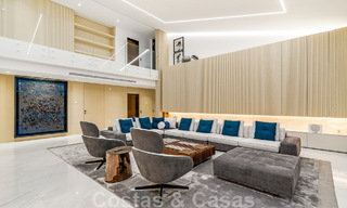 Instapklaar, modern, ultra-luxueus penthouse te koop, eerstelijnstrand, met open zeezicht, tussen Marbella en Estepona 48216 