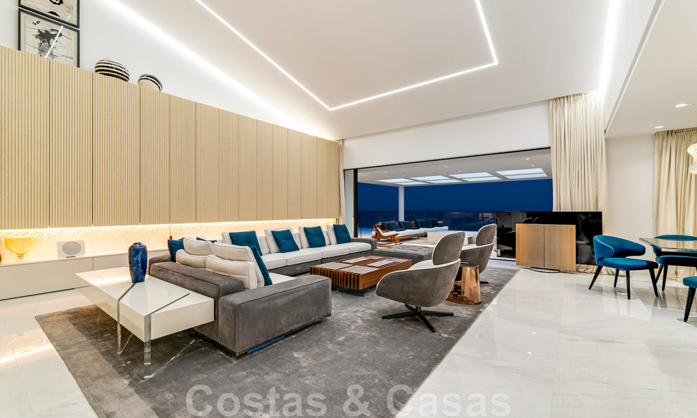 Instapklaar, modern, ultra-luxueus penthouse te koop, eerstelijnstrand, met open zeezicht, tussen Marbella en Estepona 48229