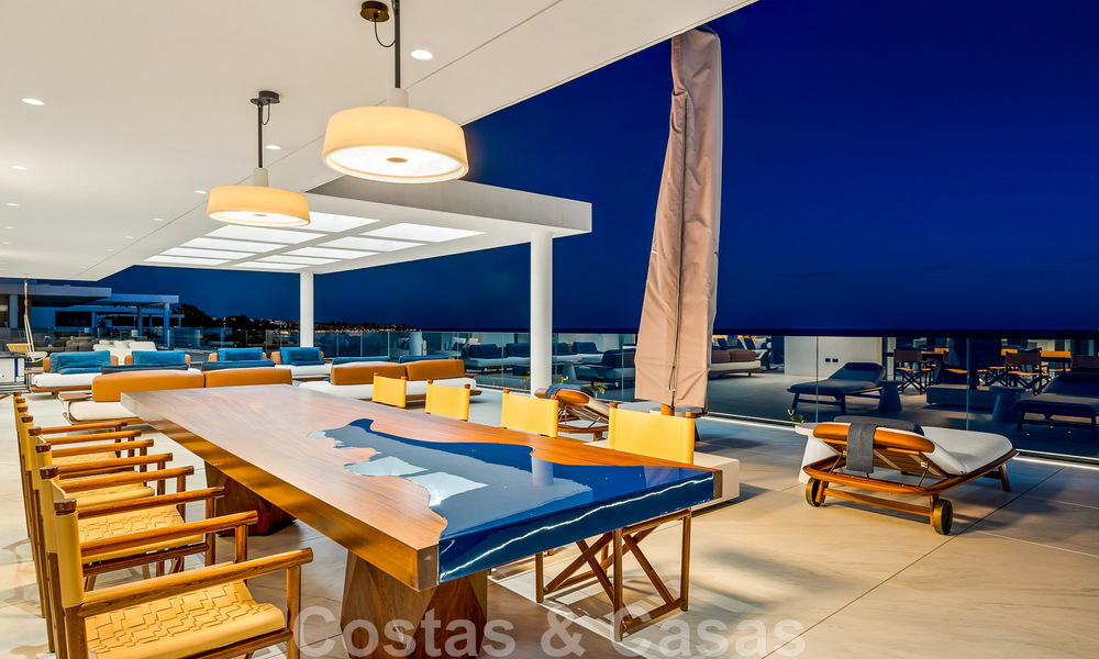 Instapklaar, modern, ultra-luxueus penthouse te koop, eerstelijnstrand, met open zeezicht, tussen Marbella en Estepona 48238