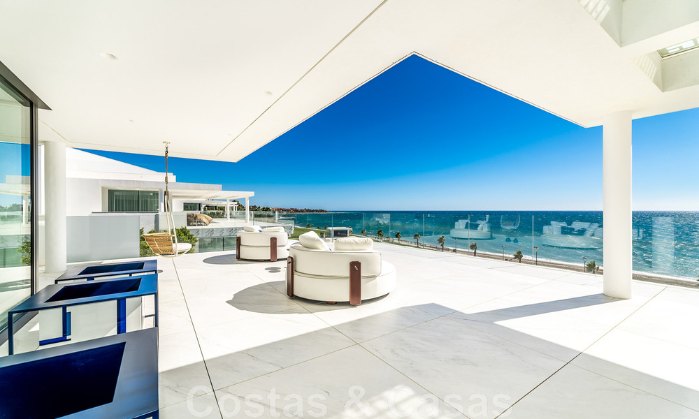 Instapklaar, modern, ultra-luxueus penthouse te koop, eerstelijnstrand, met open zeezicht, tussen Marbella en Estepona 48243