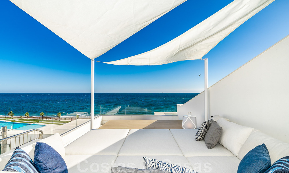 Instapklaar, modern, ultra-luxueus penthouse te koop, eerstelijnstrand, met open zeezicht, tussen Marbella en Estepona 48247