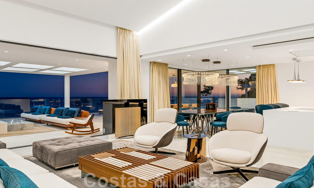 Instapklaar, modern, ultra-luxueus penthouse te koop, eerstelijnstrand, met open zeezicht, tussen Marbella en Estepona 48259