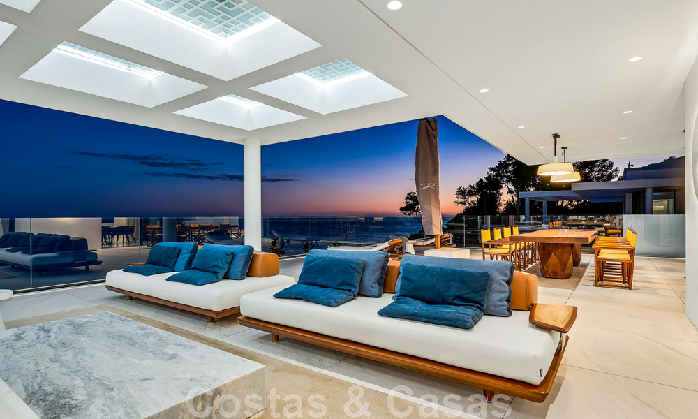 Instapklaar, modern, ultra-luxueus penthouse te koop, eerstelijnstrand, met open zeezicht, tussen Marbella en Estepona 48261