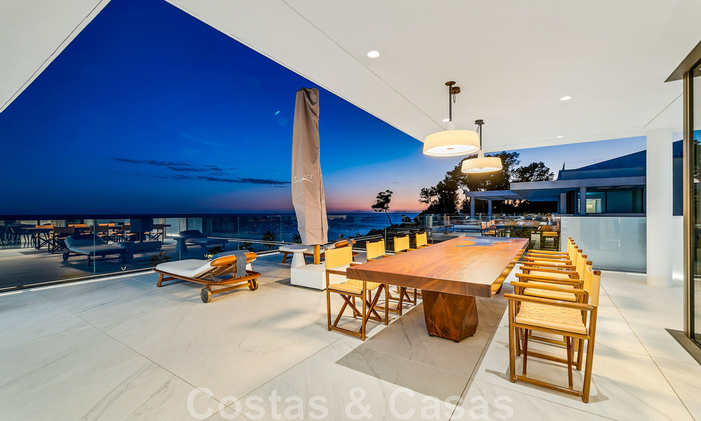 Instapklaar, modern, ultra-luxueus penthouse te koop, eerstelijnstrand, met open zeezicht, tussen Marbella en Estepona 48262