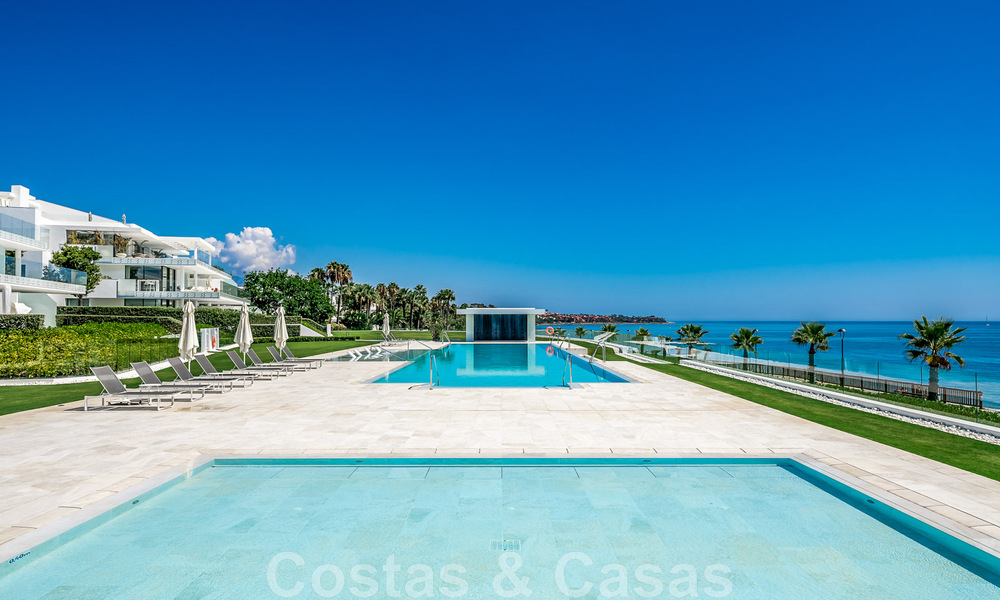 Instapklaar, modern, ultra-luxueus penthouse te koop, eerstelijnstrand, met open zeezicht, tussen Marbella en Estepona 48265