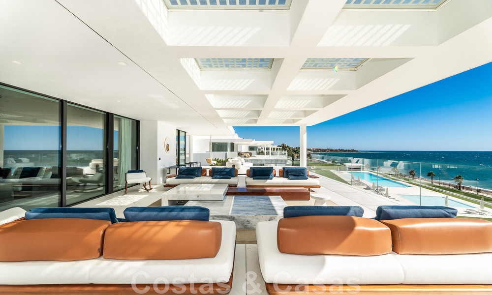 Instapklaar, modern, ultra-luxueus penthouse te koop, eerstelijnstrand, met open zeezicht, tussen Marbella en Estepona 48274