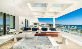 Instapklaar, modern, ultra-luxueus penthouse te koop, eerstelijnstrand, met open zeezicht, tussen Marbella en Estepona 48275 