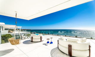 Instapklaar, modern, ultra-luxueus penthouse te koop, eerstelijnstrand, met open zeezicht, tussen Marbella en Estepona 48281 