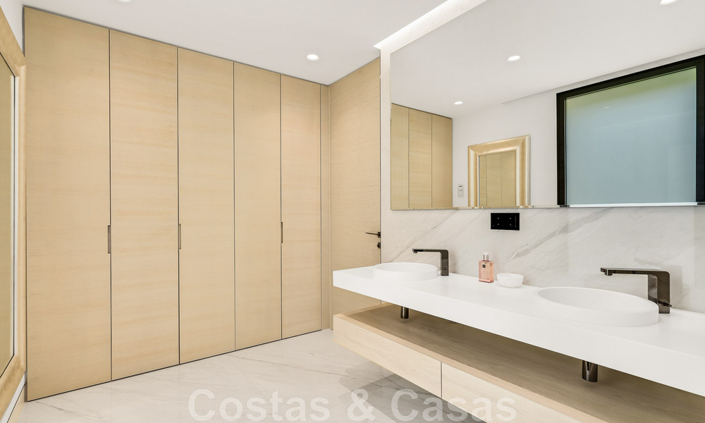 Instapklaar, modern, ultra-luxueus penthouse te koop, eerstelijnstrand, met open zeezicht, tussen Marbella en Estepona 48290