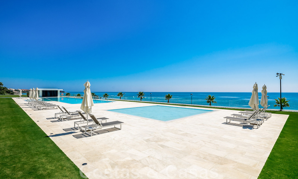 Instapklaar, modern, ultra-luxueus penthouse te koop, eerstelijnstrand, met open zeezicht, tussen Marbella en Estepona 48302