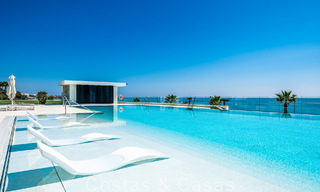 Instapklaar, modern, ultra-luxueus penthouse te koop, eerstelijnstrand, met open zeezicht, tussen Marbella en Estepona 48303 