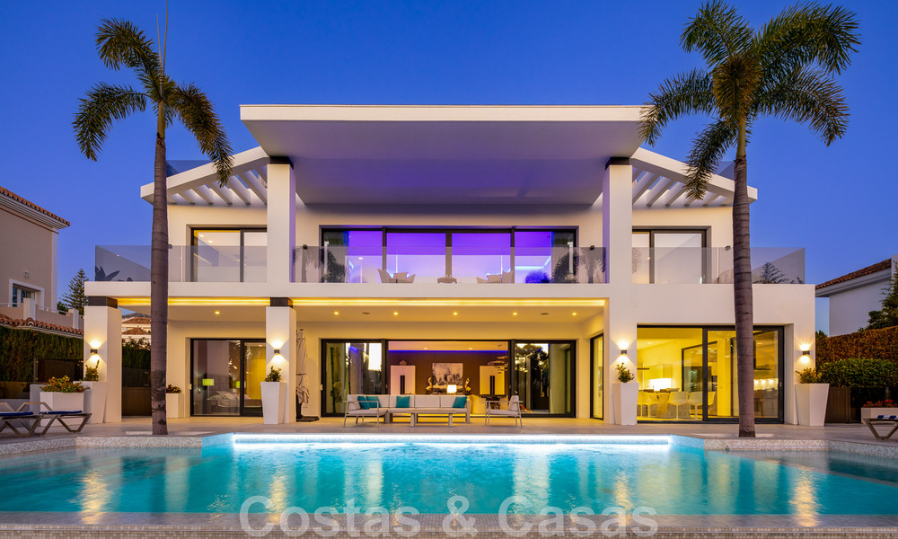 Hoogwaardig gerenoveerde villa in moderne stijl te koop in het hartje van de golfvallei van Nueva Andalucia, Marbella 49070