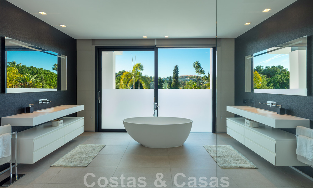 Hoogwaardig gerenoveerde villa in moderne stijl te koop in het hartje van de golfvallei van Nueva Andalucia, Marbella 49079