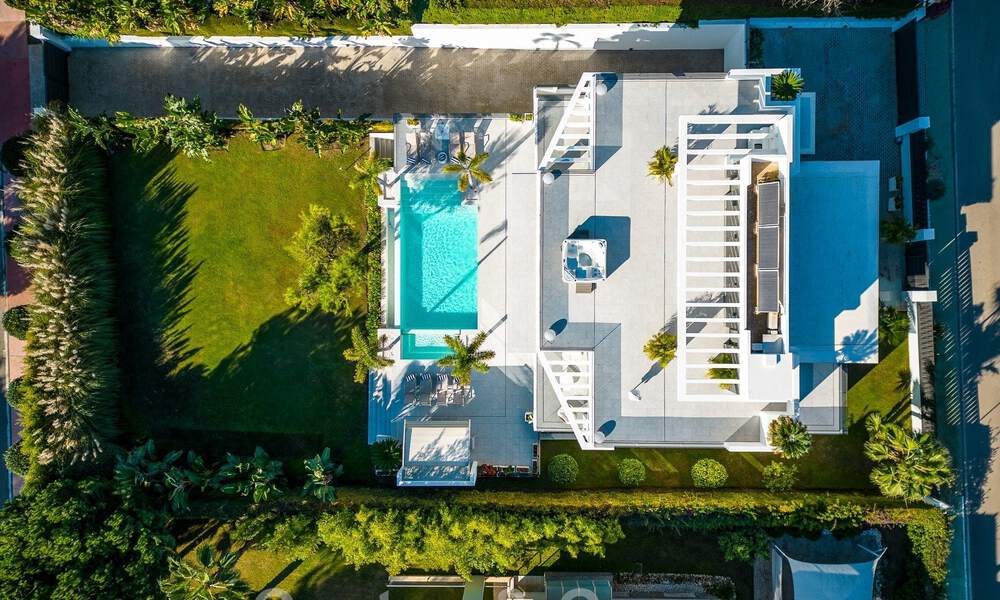 Hoogwaardig gerenoveerde villa in moderne stijl te koop in het hartje van de golfvallei van Nueva Andalucia, Marbella 49080