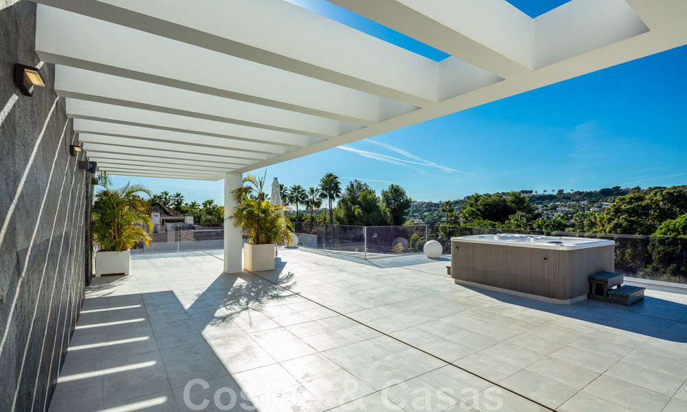 Hoogwaardig gerenoveerde villa in moderne stijl te koop in het hartje van de golfvallei van Nueva Andalucia, Marbella 49081