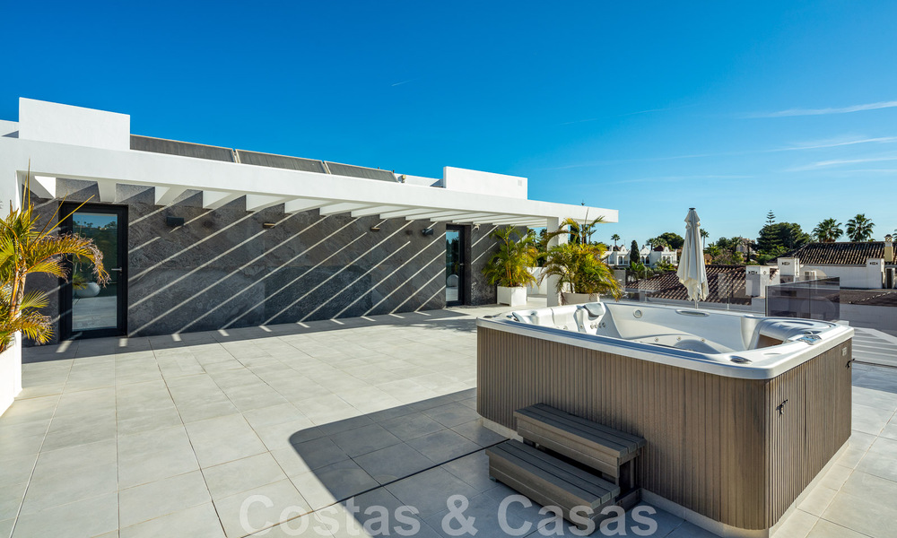 Hoogwaardig gerenoveerde villa in moderne stijl te koop in het hartje van de golfvallei van Nueva Andalucia, Marbella 49082