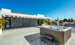 Hoogwaardig gerenoveerde villa in moderne stijl te koop in het hartje van de golfvallei van Nueva Andalucia, Marbella 49082 