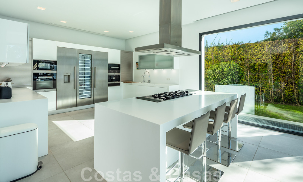 Hoogwaardig gerenoveerde villa in moderne stijl te koop in het hartje van de golfvallei van Nueva Andalucia, Marbella 49090