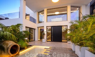 Hoogwaardig gerenoveerde villa in moderne stijl te koop in het hartje van de golfvallei van Nueva Andalucia, Marbella 49103 