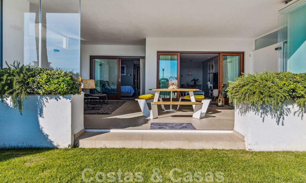 Instapklaar appartement te koop in een exclusief strandcomplex met open zeezicht op loopafstand van Estepona centrum 49298