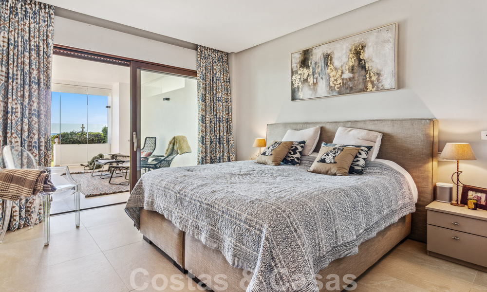 Instapklaar appartement te koop in een exclusief strandcomplex met open zeezicht op loopafstand van Estepona centrum 49299