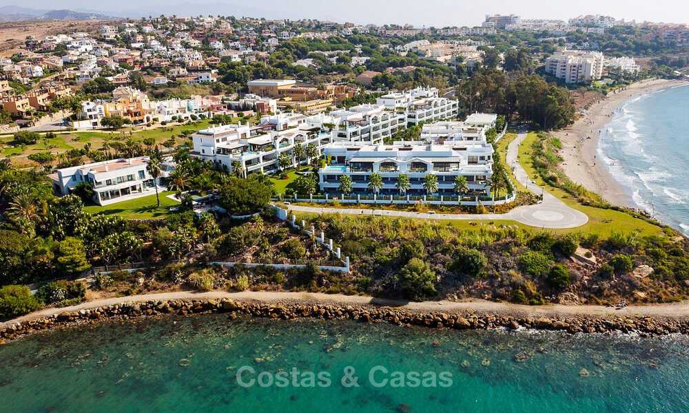 Instapklaar appartement te koop in een exclusief strandcomplex met open zeezicht op loopafstand van Estepona centrum 49309