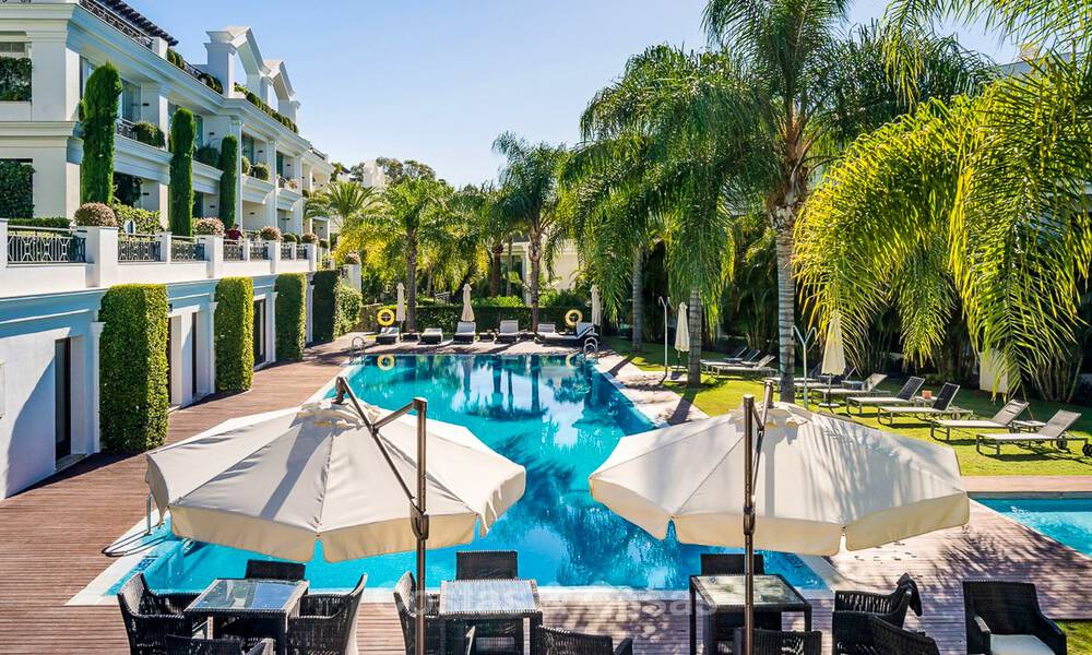 Instapklaar appartement te koop in een exclusief strandcomplex met open zeezicht op loopafstand van Estepona centrum 49310