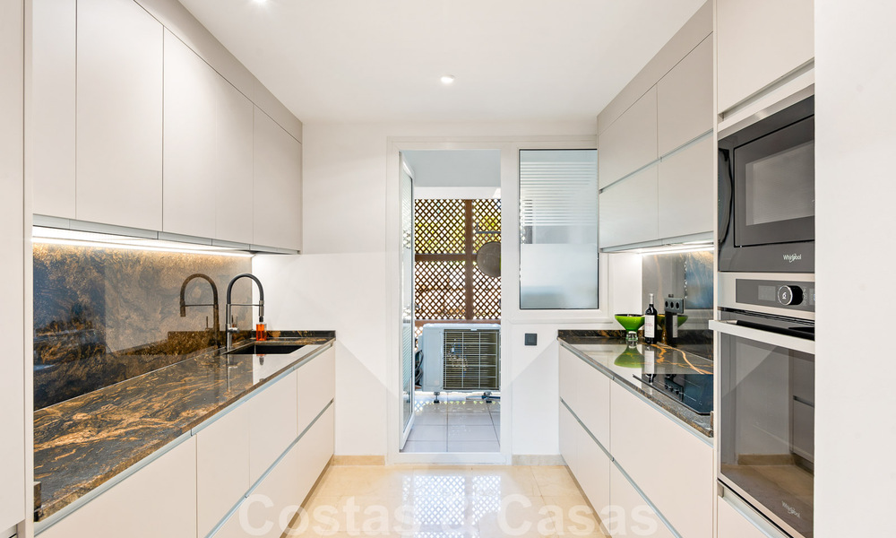 Modern gerenoveerd appartement te koop, met zeezicht in een gated complex op de New Golden Mile tussen Marbella en Estepona 49525