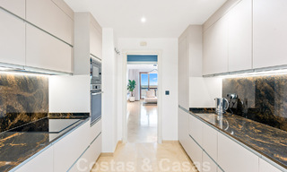 Modern gerenoveerd appartement te koop, met zeezicht in een gated complex op de New Golden Mile tussen Marbella en Estepona 49526 