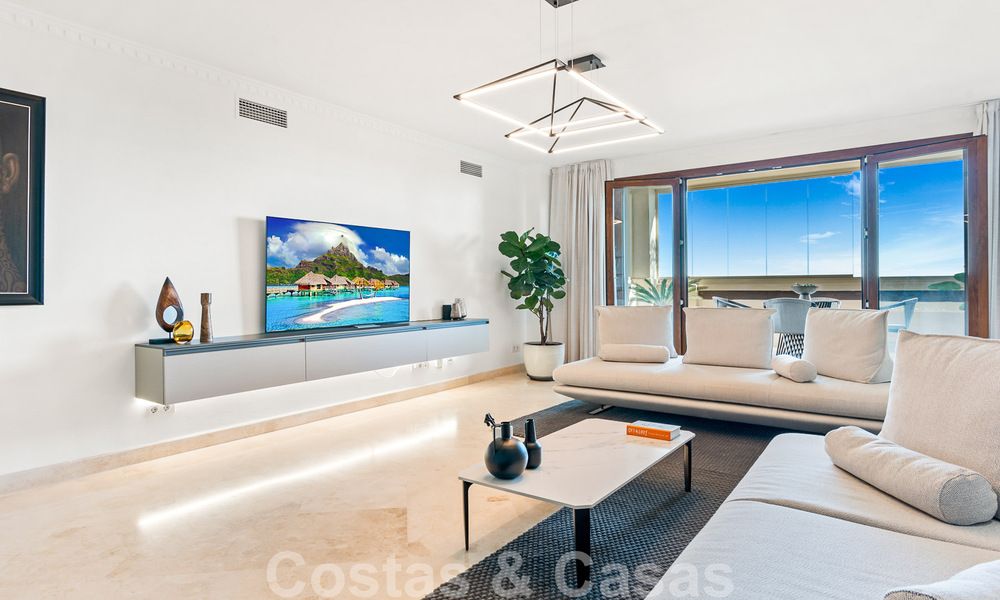 Modern gerenoveerd appartement te koop, met zeezicht in een gated complex op de New Golden Mile tussen Marbella en Estepona 49528