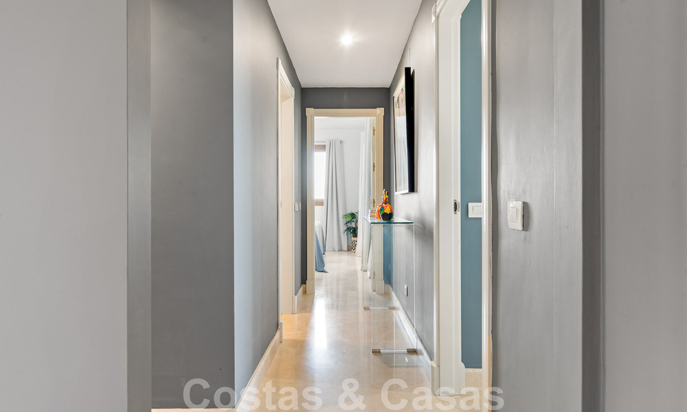 Modern gerenoveerd appartement te koop, met zeezicht in een gated complex op de New Golden Mile tussen Marbella en Estepona 49536