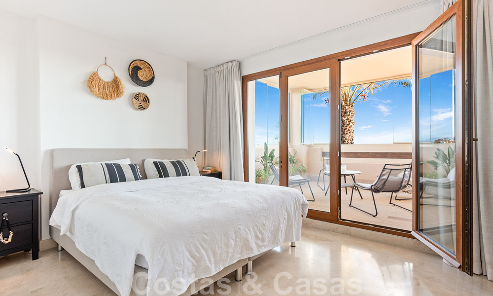 Modern gerenoveerd appartement te koop, met zeezicht in een gated complex op de New Golden Mile tussen Marbella en Estepona 49537