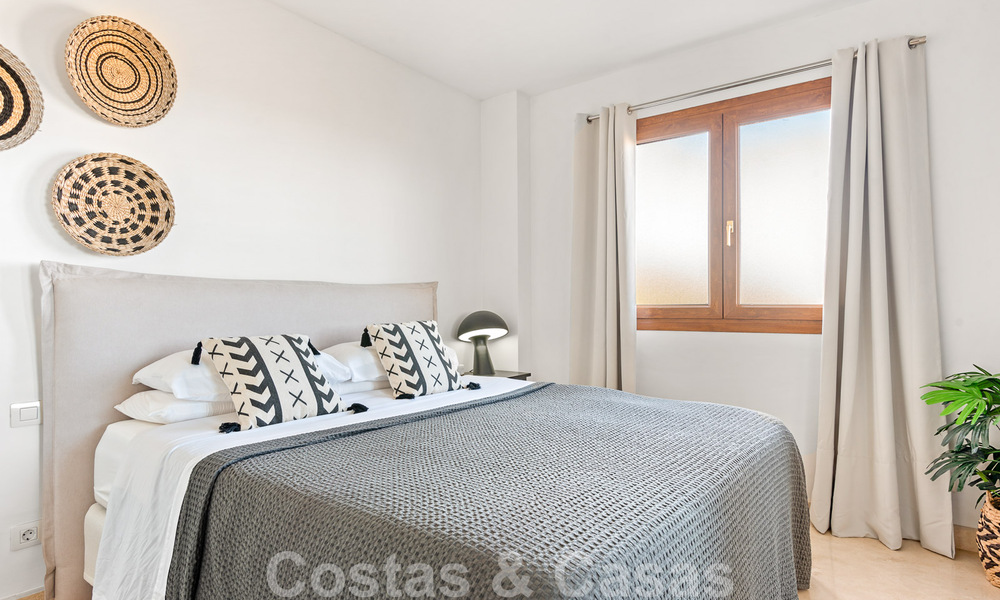 Modern gerenoveerd appartement te koop, met zeezicht in een gated complex op de New Golden Mile tussen Marbella en Estepona 49542