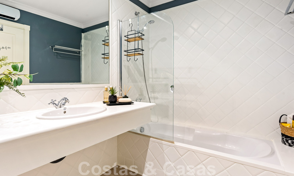 Modern gerenoveerd appartement te koop, met zeezicht in een gated complex op de New Golden Mile tussen Marbella en Estepona 49546