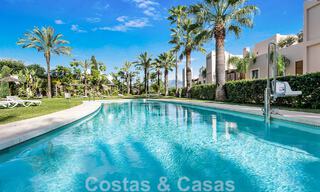 Modern gerenoveerd appartement te koop, met zeezicht in een gated complex op de New Golden Mile tussen Marbella en Estepona 49550 