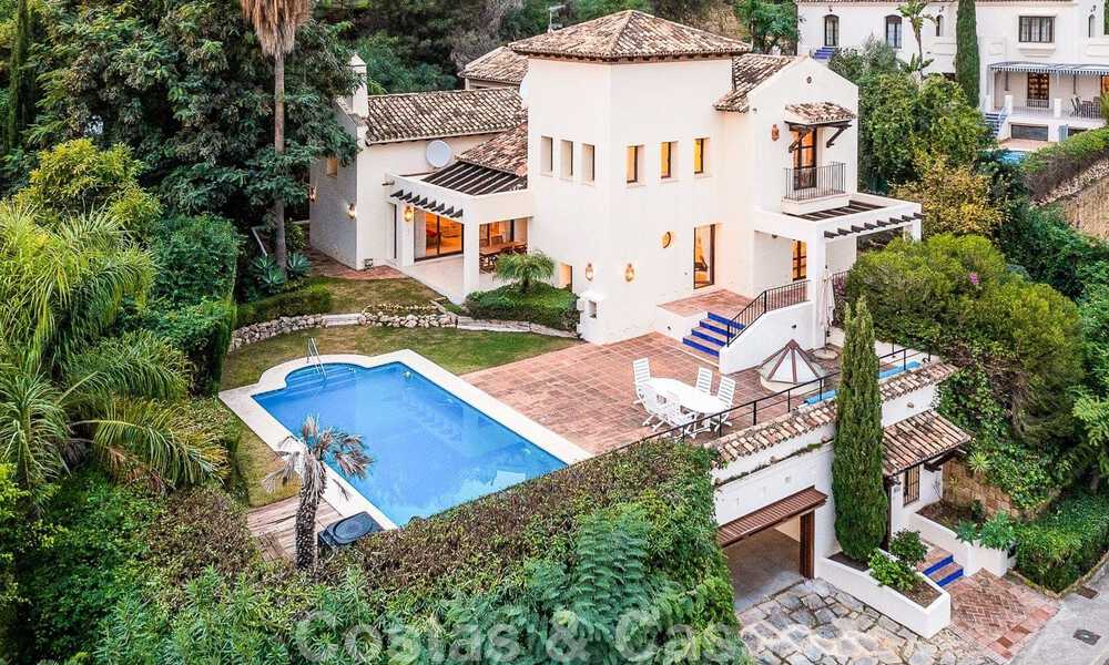 Vrijstaande Andalusische villa te koop met veel potentieel, gelegen op een hoge positie, omgeven door golfbanen in Benahavis - Marbella 49586