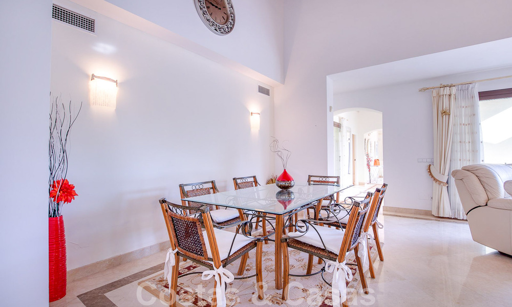 Vrijstaande Andalusische villa te koop met veel potentieel, gelegen op een hoge positie, omgeven door golfbanen in Benahavis - Marbella 49587