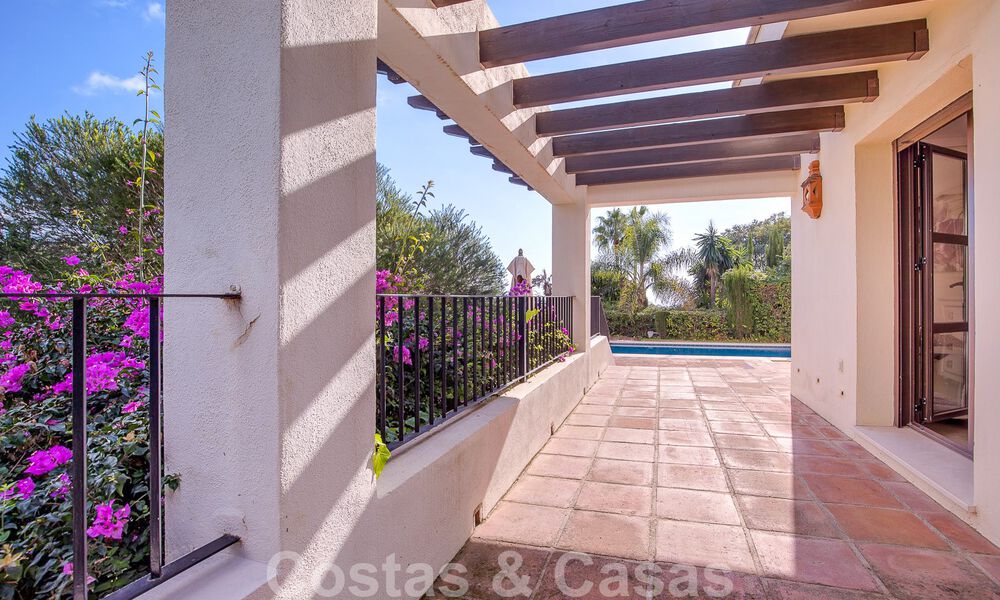 Vrijstaande Andalusische villa te koop met veel potentieel, gelegen op een hoge positie, omgeven door golfbanen in Benahavis - Marbella 49588