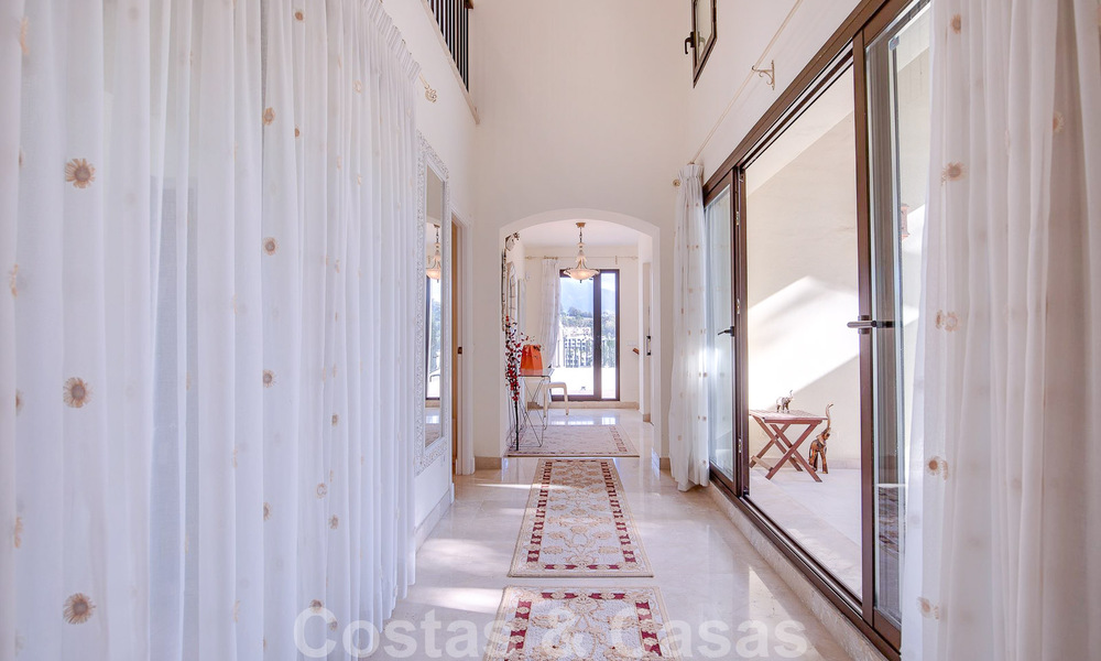 Vrijstaande Andalusische villa te koop met veel potentieel, gelegen op een hoge positie, omgeven door golfbanen in Benahavis - Marbella 49591