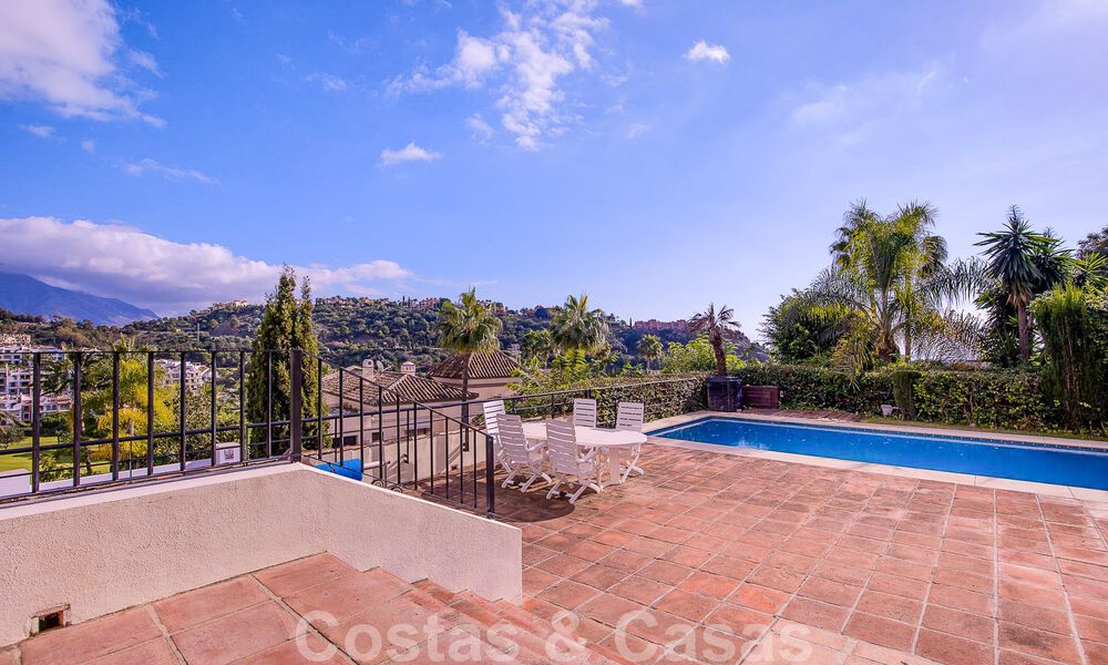 Vrijstaande Andalusische villa te koop met veel potentieel, gelegen op een hoge positie, omgeven door golfbanen in Benahavis - Marbella 49596