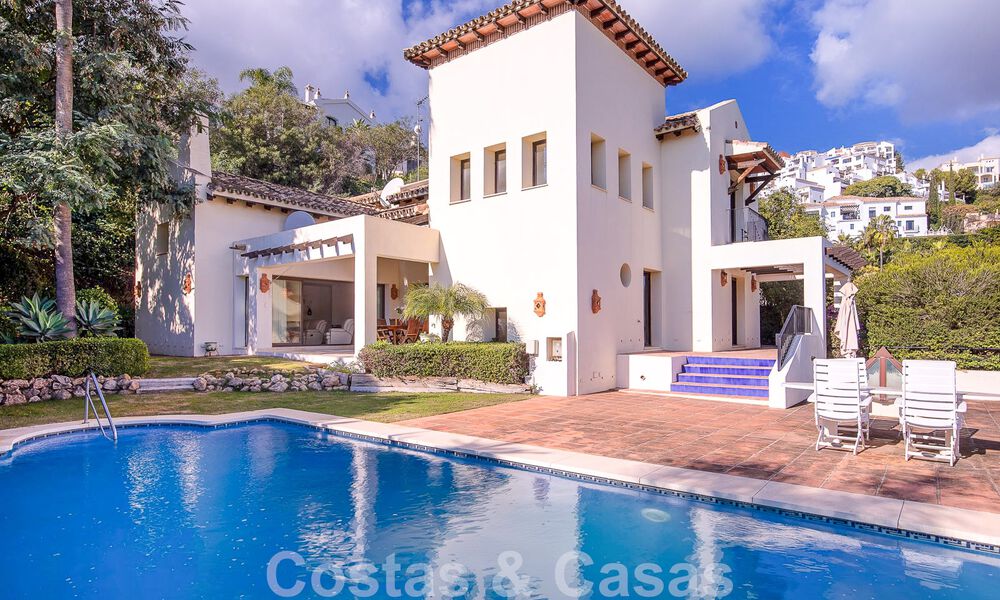 Vrijstaande Andalusische villa te koop met veel potentieel, gelegen op een hoge positie, omgeven door golfbanen in Benahavis - Marbella 49597